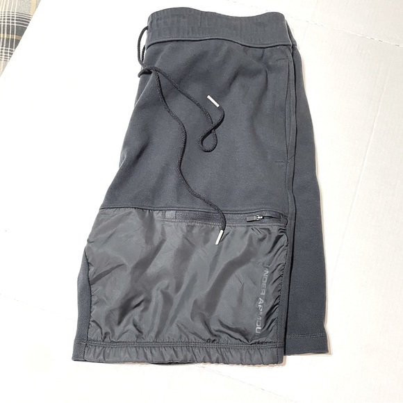 Under Armour Fitted/Coupe Adjustee/ Cenido. Size large, fleece style. - Picture 4 of 6